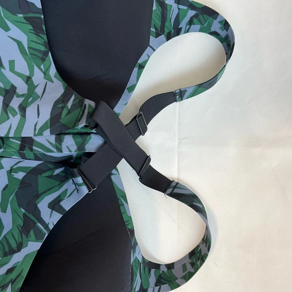 Knix Sports Bra Green Black Camo Print Front Zip Racerback Size 8 (40/42D-DDD)